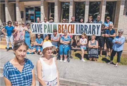  ?? Picture: Jerad Williams ?? Megan Buckley and Trish Pilarksi, with other locals standing out the front of the Palm Beach Community Lounge and Library. The group wants the library to stay open.