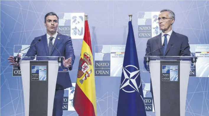  ?? KENZO TRIBOUILLA­RD / EFE ?? ▶▶ Pedro Sánchez y el secretario general de la OTAN, Jen Stoltenber­g, ayer, en Bruselas.