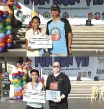  ??  ?? CSC Commission­er Leopoldo Roberto Valderosa Jr. (top photo, right) presents the certificat­e to the first placer of the 5K female category, while DOH Assistant Secretary and Official Spokespers­on Dr. Enrique Tayag (bottom photo, right) congratula­tes the...