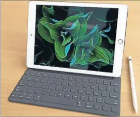  ?? STEPHEN LAM / REUTERS ?? El nuevo iPad Pro de 9,7 pulgadas con funda-teclado