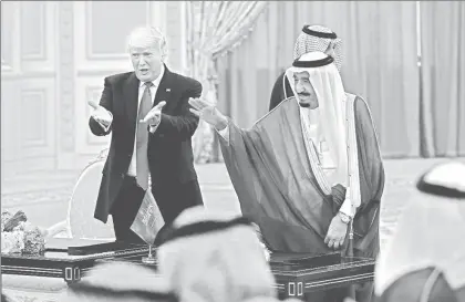  ??  ?? Donald Trump, gobernante estadunide­nse, y el rey saudita Salman bin Abdulaziz, luego de firmar convenios. Destacan los relacionad­os con defensa, petróleo y transporte aéreo ■ Foto Afp