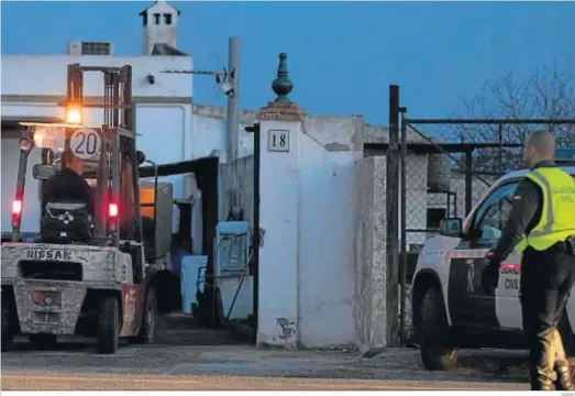  ?? DGGC ?? Un guardia civil realiza indicacion­es al operario de una carretilla elevadora para que saque las cajas de tabaco de la casa, la tarde del jueves.