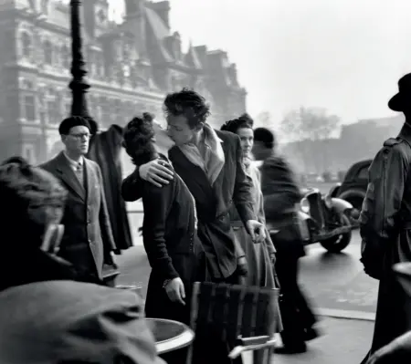  ??  ?? Icone
Robert Doisneau «Le Baiser de L’Hôtel de Ville» (1950) A sinistra, «L’informatio­n scolaire» (1956)