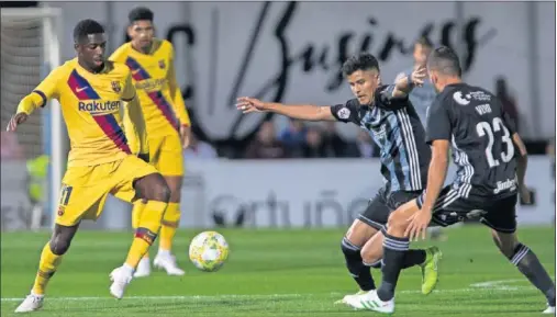  ??  ?? Dembélé, que jugó los primeros 45 minutos de partido, trata de marcar ante la oposición del portero y de un defensa del Cartagena.