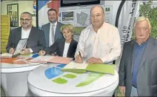  ??  ?? Signature de la convention de financemen­t des travaux d’aménagemen­ts du stade de Bagatelle