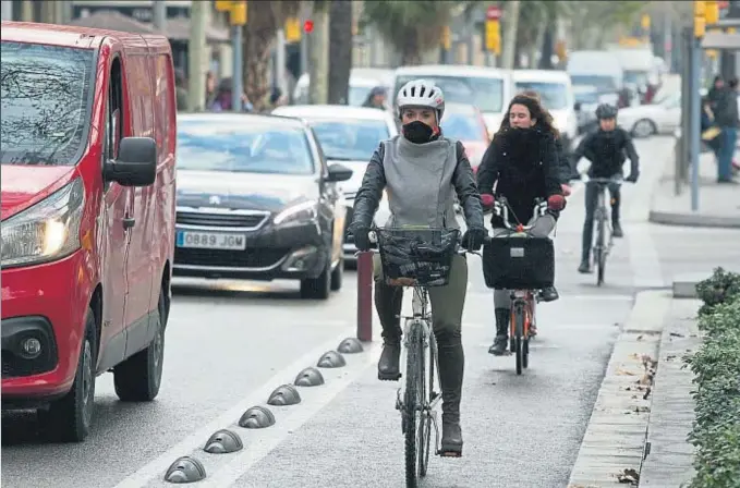  ?? XAVIER GÓMEZ ?? El principal medio para atajar tanta muerte prematura por polución es reducir el número de coches; los tímidos carriles bici podrán crecer después