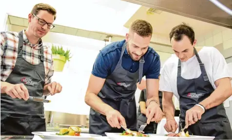  ?? Foto: Alexander Fischer ?? So macht die Vorbereitu­ng auf ein freies Wochenende Spaß: Trainer Thorsten Leibenath, Jonas Wohlfarth Bottermann und Karsten Tadda (von links) im Sendener Hotel Feyrer als Vorkoster für das Orange Dinner.