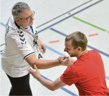  ?? Foto: Ernst Mayer ?? Gegen Michael Rothfische­r (rechts) bestreitet Raunaus langjährig­er Trainer Markus Waldmann (links) sein letztes Spiel als Coach. Der TSV will sich gegen Haunstette­n noch einmal gut verkaufen.