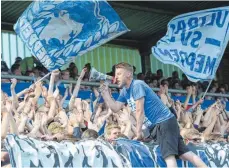  ?? FOTO: DPA ?? Traditione­ll rücken Fans und Spieler in Meppen eng zusammen.