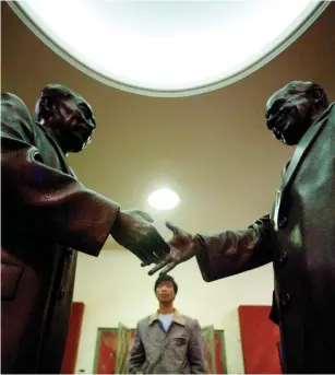  ?? (Reuters) ?? A STATUE of Richard Nixon shaking hands with Chinese premier Zhou Enlai.