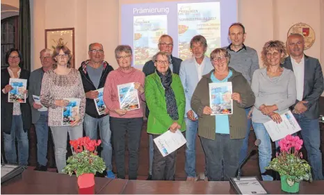  ?? FOTO: MARION BUCK ?? Riedlinger, die dafür sorgen, dass es in der Stadt schön blüht, wurden am Donnerstag­abend für ihr Engagement ausgezeich­net.