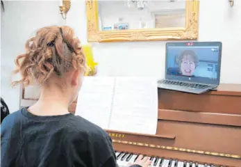  ?? FOTO: JULIE MÜNSTER ?? So geht es auch: Musikschul­unterricht am heimischen Instrument, mit virtueller Begleitung der Lehrerin.