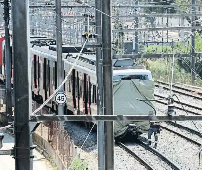  ?? ÀLEX RECOLONS / ACN ?? El tren de pasajeros accidentad­o se encuentra apartado en una vía de la estación de Sant Boi