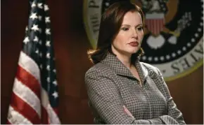  ??  ?? A sinistra, Geena Davis alias Mackenzie Alle in Sotto, Kate Burton presta il volto a Sally Langston nella serie