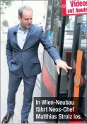  ??  ?? In Wien-Neubau fährt Neos-Chef Matthias Strolz los.