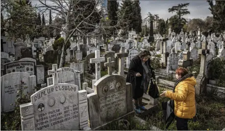  ?? BRYAN DENTON / THE NEW YORK TIMES 2015 ?? Turkish-Armenian women look for the graves of relatives in Istanbul’s Sisli district. An academic in the U.S. says a 1915 telegram should put to an end Turkish denials of a genocide of up to 1.5 million Armenians.