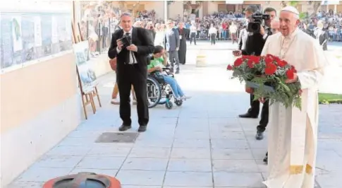  ?? REUTERS ?? Francisco deja un ramo de flores en la puerta de la iglesia donde asesinaron a Pino Puglisi hace 25 años
