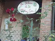  ??  ?? Tra i fiori L’asilo di Velletri in cui è stata investita la bambina (dal profilo Facebook)