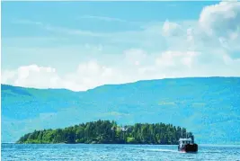  ??  ?? La isla de Utoya y los alrededore­s es un destino típico para las vacaciones noruegas