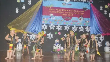  ??  ?? Pupils from Tabika Rumah Chambok at Jalan Bukit Goram perform a traditiona­l dance during the ceremony.