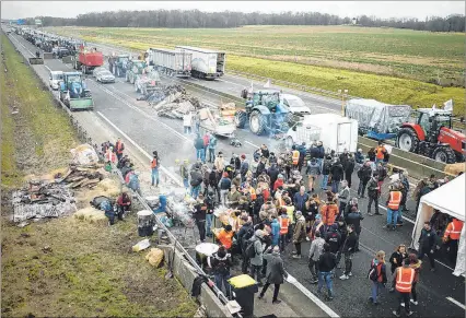  ?? ?? Jossigny. Docenas de tractores bloquean una parte de la autopista A4, en esta población cercana a París.
