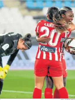  ?? AFP7 / EUROPA PRESS ?? Las jugadoras del Atlético celebran uno de los tantos ante la portero rival.