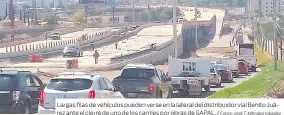  ?? Fotos: José T. Méndez Valadez ?? Largas filas de vehículos pueden verse en la lateral del distribuid­or vial Benito Juárez ante el cierre de uno de los carriles por obras de SAPAL. /