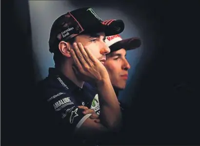  ?? CRISTINA QUICLER / AFP ?? Jorge Lorenzo, junto a Marc Márquez, ayer en la rueda de prensa del GP de España, en Jerez
