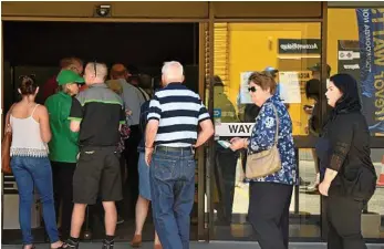  ?? PHOTO: BEV LACEY ?? ELECTION TIME: Voters line up at the Herries St polling booth yesterday.