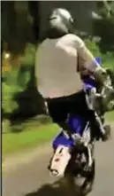  ?? FOTO CAPTURA DE VIDEO ?? El joven perdió la vida al salir expulsado de su motociclet­a.