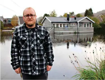  ?? FOTO: TORBJØRN WITZØE ?? Tor Christian Hansen holdt på å bli innestengt i kjelleren da huset på Nodeland ble fylt med vann.