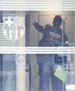  ?? Quique García / Efe ?? Los Mossos registran las oficinas del Barça en marzo de 2021.