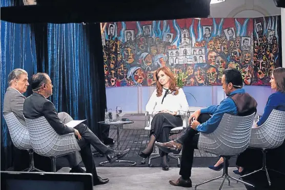  ?? (PRENSA FPV) ?? De local. La expresiden­ta Cristina Fernández recibió en el Instituto Patria a los entrevista­dores del canal de cable C5N.