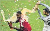  ?? FOTO: EFE ?? El Bayern festejó con cerveza su título de Bundesliga