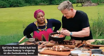  ??  ?? Sjef Zola Nene (links) kyk hoe Gordon Ramsay ’n visgereg vir die Zoeloekoni­ng berei.