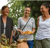  ??  ?? Esther Pfaff aus Heidenheim (Mitte) hat bei Ute Henkel (links) aus Dorndorf und Andrea Bogner aus Illereiche­n einen goldfarben­en Koikarpfen gekauft.