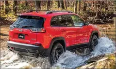  ??  ?? PRINCIPE 4X4. El nuevo Jeep Cherokee ofrece tracción total “Active Drive Lock” y “Selec Terrain”, control de crucero adaptativo, de aviso de cambio involuntar­io de carril, Park Assist, asistencia de arranque en pendiente y control de descenso.