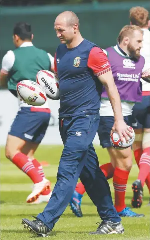  ??  ?? Pressure situations: Steve Borthwick works with the Lions forwards