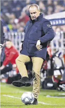  ?? ÁNGEL DE CASTRO ?? El sagrado balón Víctor golpea durante un partido en La Romareda. -