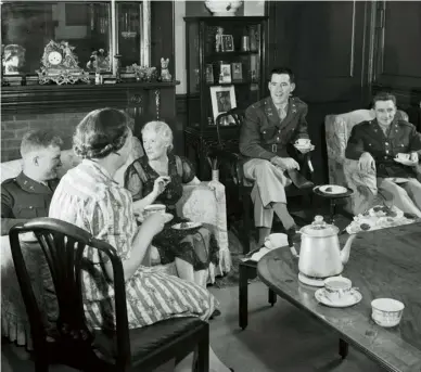 ??  ?? FRIENDS AND ALLIES American soldiers take tea in the home of Mrs AD Weller in Winchester, Hampshire