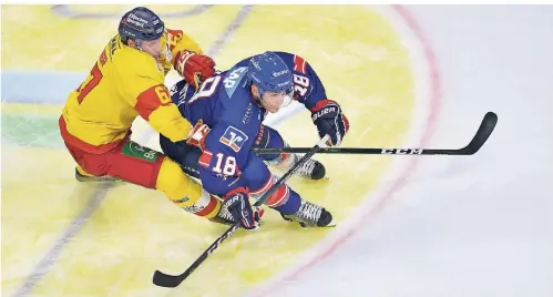  ?? FOTO: UWE ANSPACH/DPA ?? Eng am Mann: Düsseldorf­s Bernhard Ebner (li.) und Mannheims Ben Smith aus den USA kämpfen um den Puck.