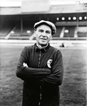  ?? (PA IMAGES/ALAMY STOCK PHOTO) ?? Béla Guttmann, le mythique entraîneur du Benfica. Selon la légende, quand il a claqué la porte en 1962, il aurait lancé: «Sans moi, Benfica ne gagnera plus de Coupe d’Europe pendant cent ans!» Il en reste 42 pour le vérifier.