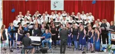  ?? Foto: Waltraud Leutenmayr ?? Drei Chöre, darunter das Ensemble MixDur und der Männerchor Stadtberge­n, traten bei der Serenade der Chorgemein­schaft Zusmarshau­sen auf.