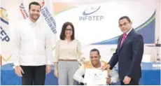  ?? FUENTE EXTERNA ?? Acreditado. Neftalí Feliz recibe su certificad­o como técnico en joyería obtenido que le entrega el director del Infotep, Rafael Ovalles.