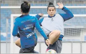  ?? FOTO: UNCITI ?? Leire Baños disputa un balón con Tejada en un entrenamie­nto de esta semana