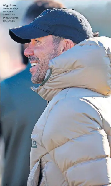  ??  ?? Diego Pablo Simeone, muy sonriente durante un entrenamie­nto del Atlético.