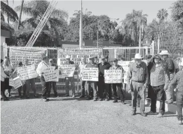  ?? FOTO: MANUEL CAMPAÑA ?? > Los manifestan­tes se plantaron en Conagua.
