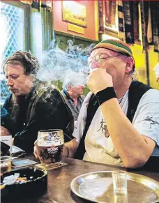  ?? Foto: František Vlček, MAFRA ?? Změna klientely Protikuřác­ký zákon některým pražským hospodám ubral část klientů. Ubylo i vytočeného piva.