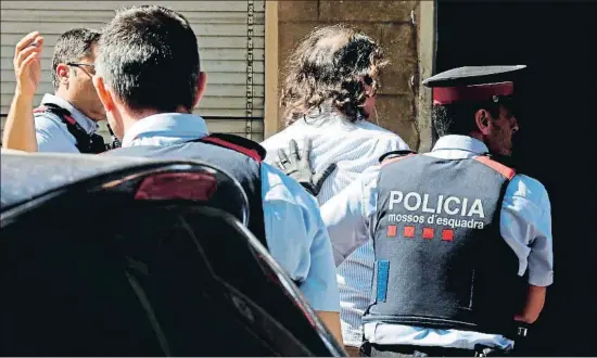  ?? SUSANNA SÁEZ / EFE ?? Els Mossos d’Esquadra traslladan­t Jaume Badiella a la casa que compartia amb Mònica Borràs per a l’escorcoll ahir al matí