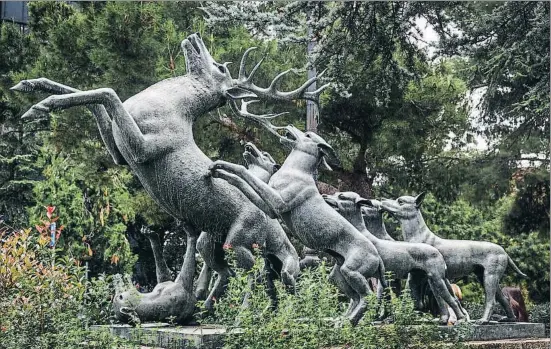  ?? DAVID AIROB ?? El rei del bosc. Aquest èpic monument dona la benvinguda als jardins de Vicens Vives, amb un tresor a l’interior que de vegades passa inadvertit